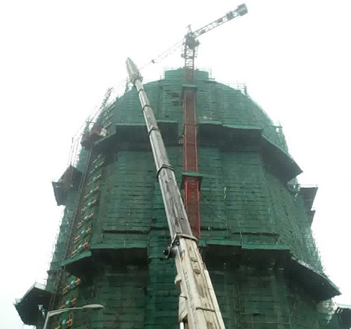 城区吊车在工地上作业
